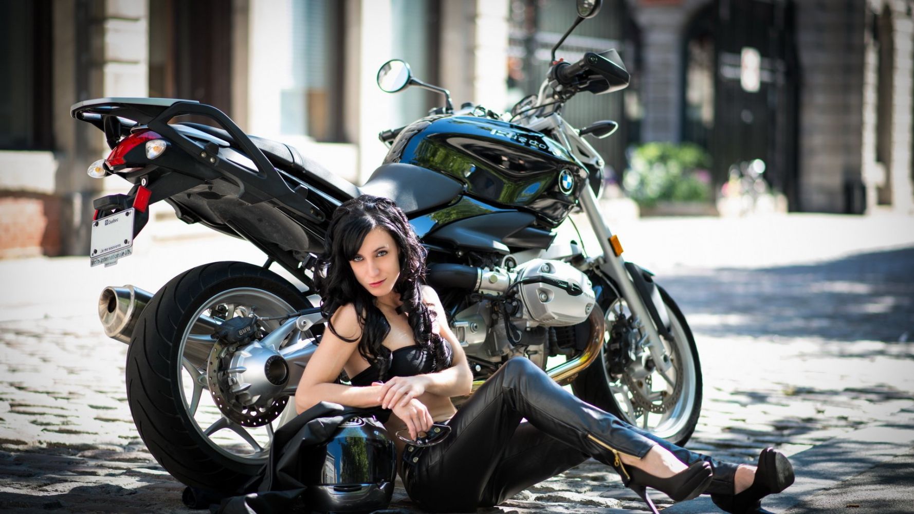 Fresh photos, fresh mood — European women on bikes online in Zhengzhou