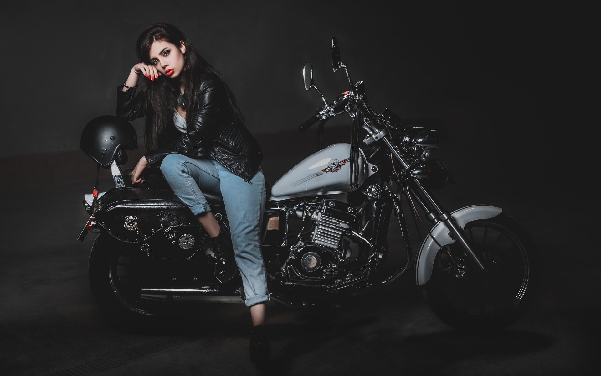 Biker girls: style and drive brings the glow — live moments in Zhengzhou