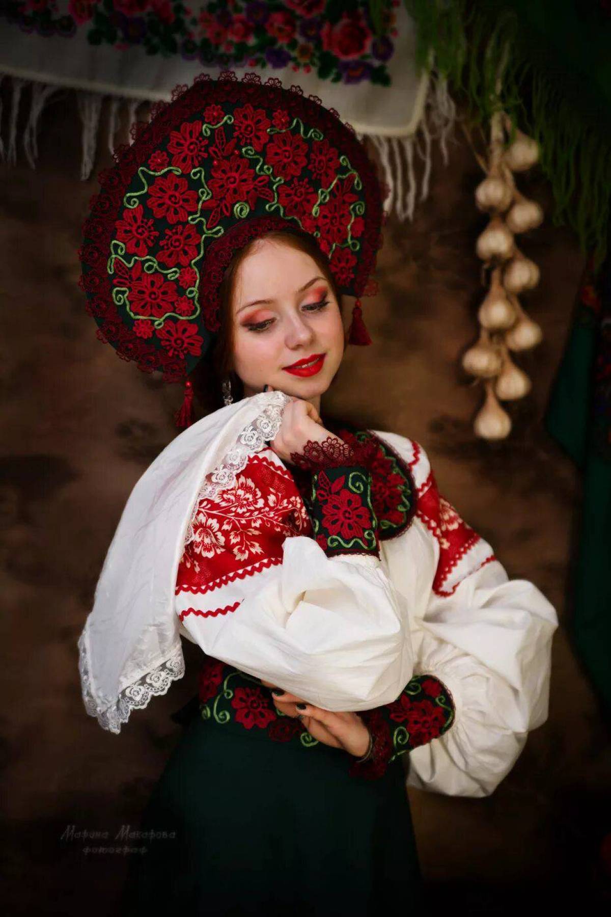 Take a pause and enjoy Women in Slavic costumes — streaming from Zhengzhou